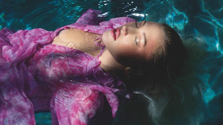 Canadian model Stefanie Gurzanski stuns in her latest underwater theme photoshoot