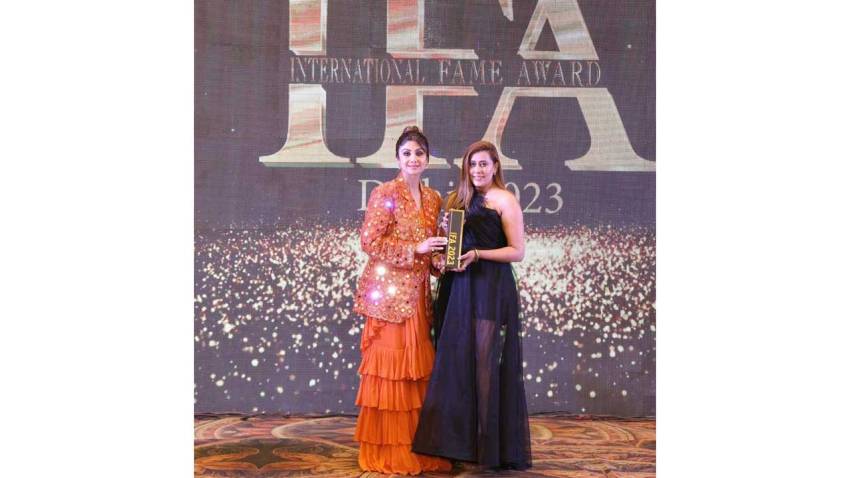 Indian makeup artist Saniya Sareen gets bestowed with the IFA Award by actress Shilpa Shetty in Delhi.