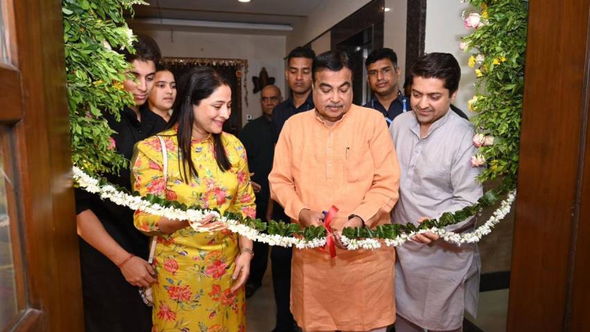 The Honourable and Respected Minister of Road Transport and Highways of India, Shri Nitin Gadkari Ji inaugurating India’s first Shashwat Bharat Setu – Winning Net Zero exhibit developed by The Eco Factory Foundation (TEFF), in Nagpur, (Right) Anand Chordia founder of TEFF. Present at the event were other dignitaries